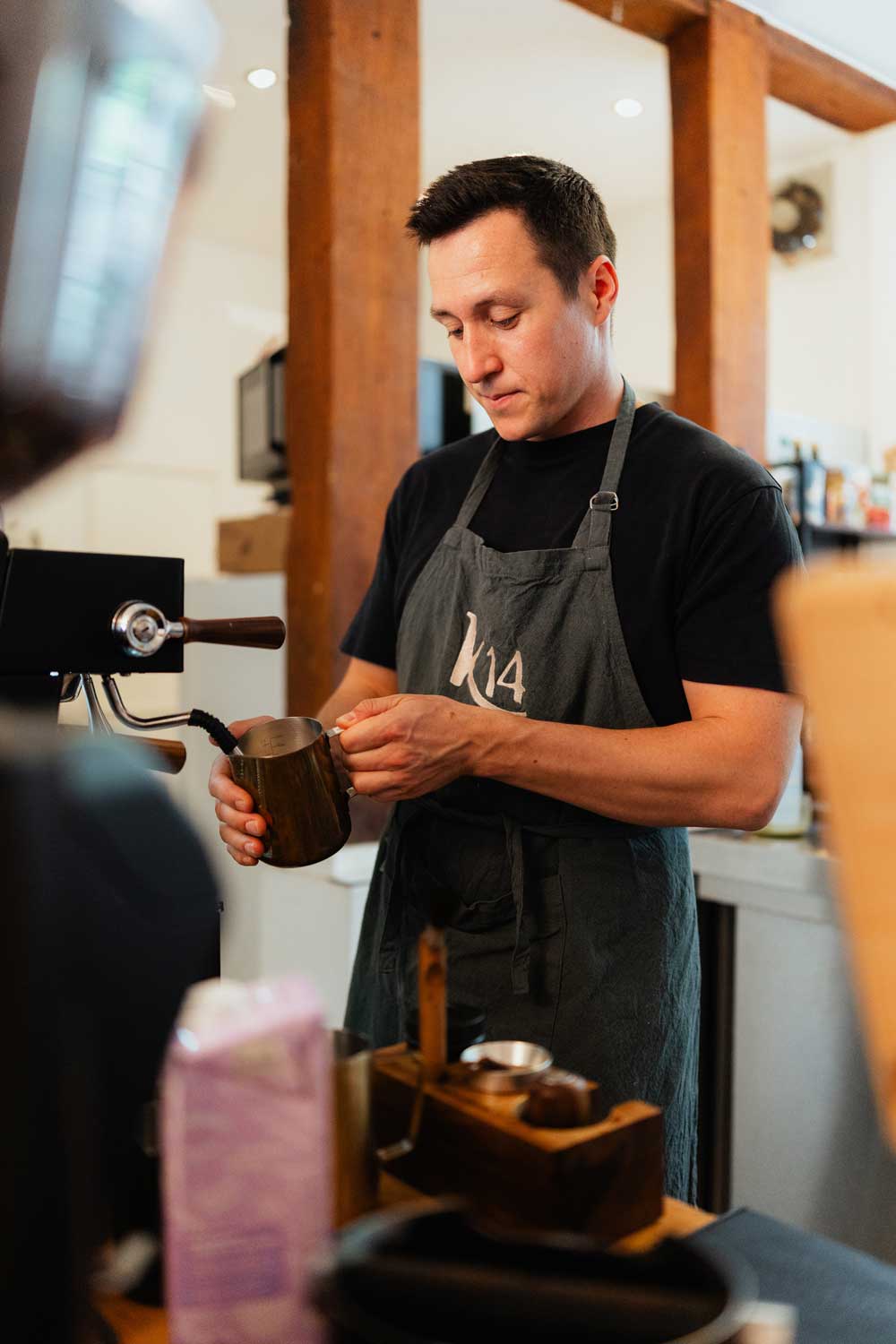 Barista Linus Scholz bereitet Kaffeespezialitäten zu