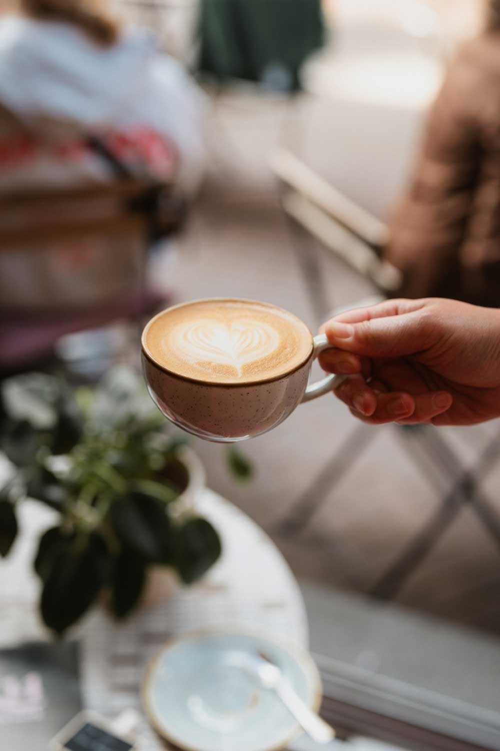 Frisch gebrühter Cappuccino mit Latte Art im Café K14